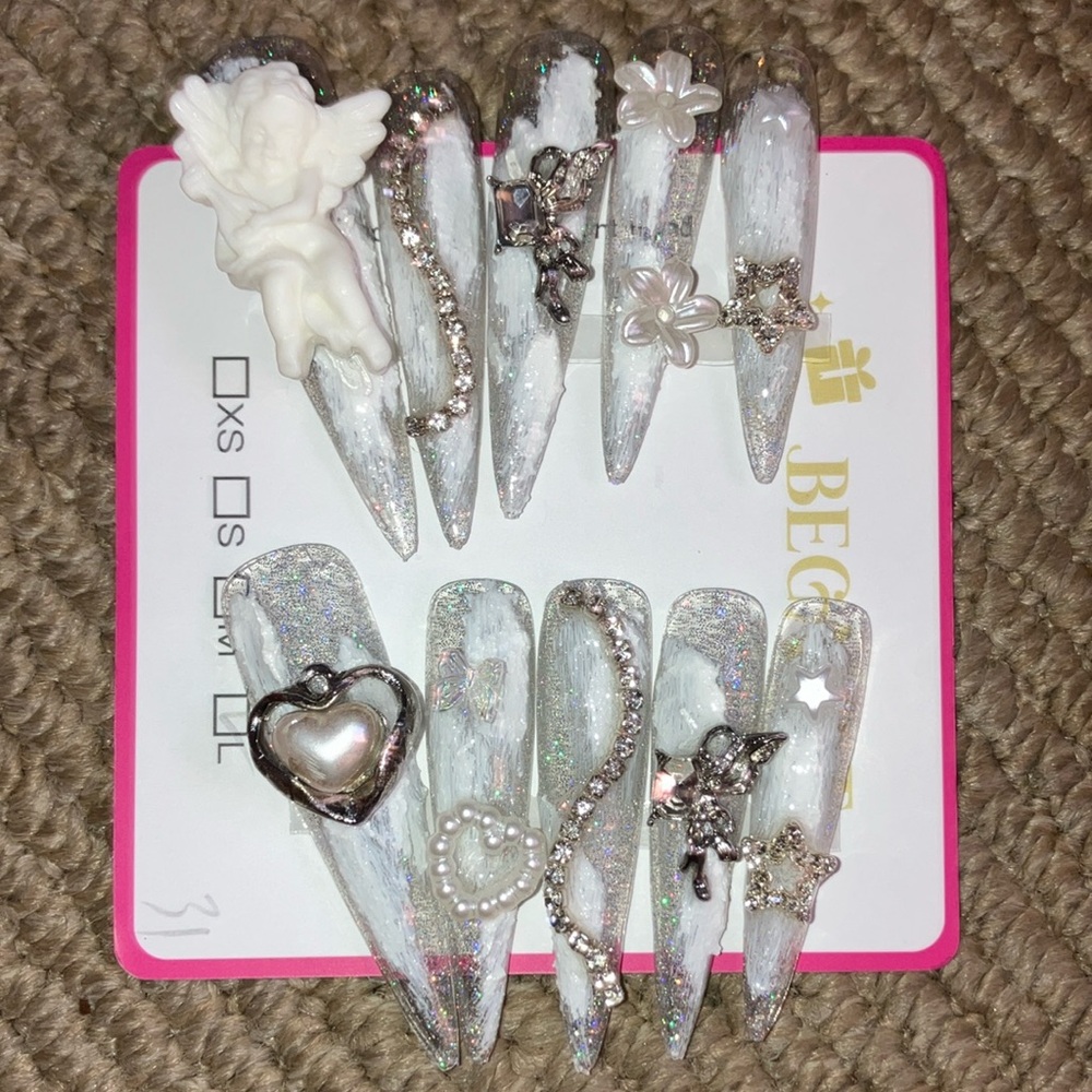 ❤️ Glittery Silver Nail Set